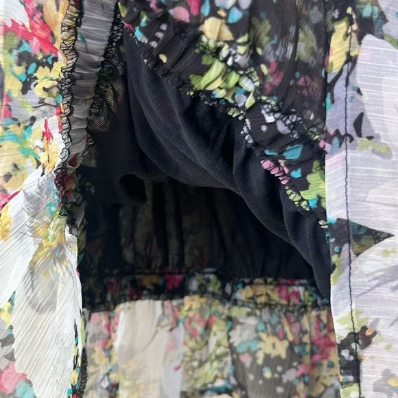 RQT Black and White Floral Ruffled Bell Sleeve‎ Blouse Size XL - Picture 3 of 7